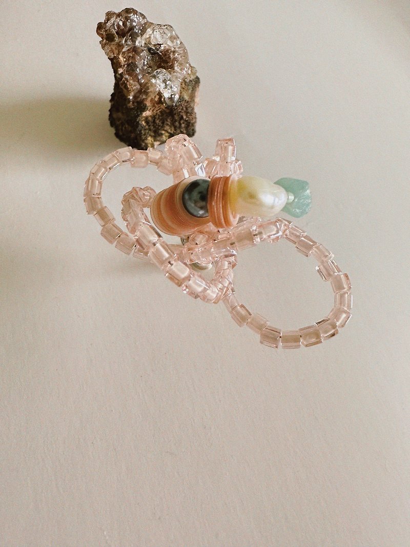 粉角線圈造型耳環 粉色Peach - 耳環/耳夾 - 玻璃 粉紅色