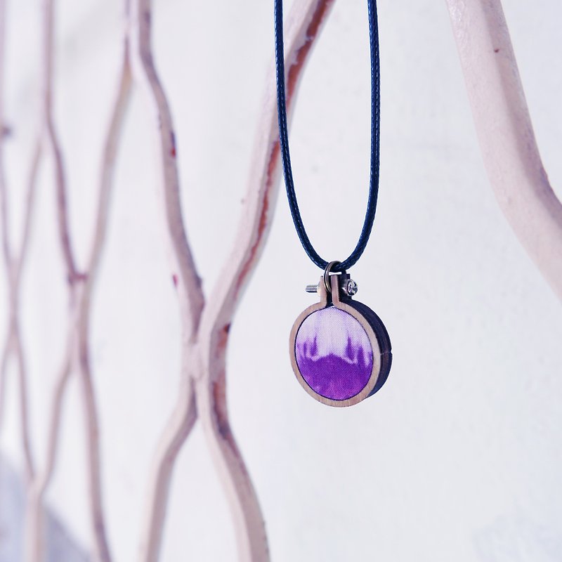 繡框 項鍊 木頭 手染 / 只有一個，賣掉就沒了 / 情人節禮物 - 項鍊 - 木頭 紫色