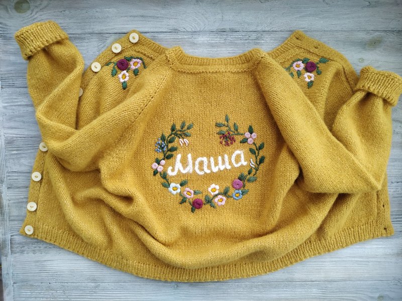 Handmade alpaca cardigan with baby's name and embroidered flowers - สเวตเตอร์ผู้หญิง - ขนแกะ 