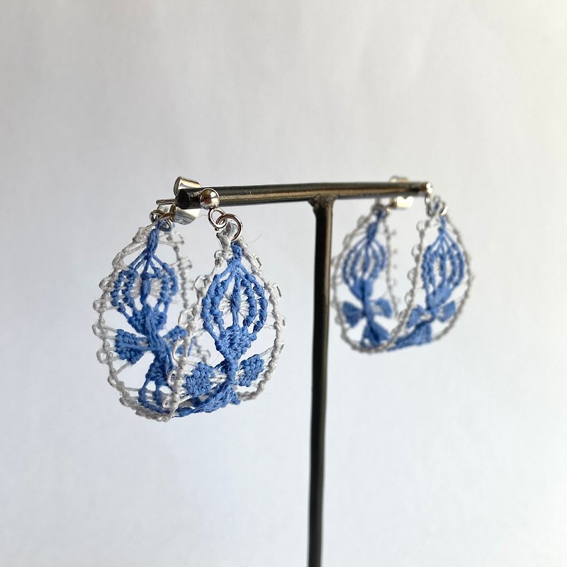 糸のフープピアス　ブルーxグレー　お花　南米パラグアイの伝統刺繍ニャンドゥティ - 耳環/耳夾 - 繡線 藍色