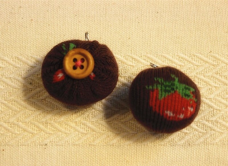 ★ strawberry fruit can not eat chocolate balls plus a wood button strap - พวงกุญแจ - ผ้าฝ้าย/ผ้าลินิน สีนำ้ตาล