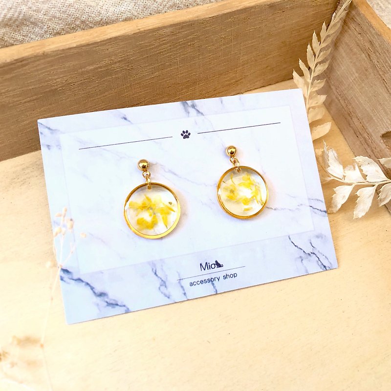 [Flower full moon] Light jade color dry flower series earrings (can be changed to Clip-On) - ต่างหู - วัสดุอื่นๆ สีเหลือง
