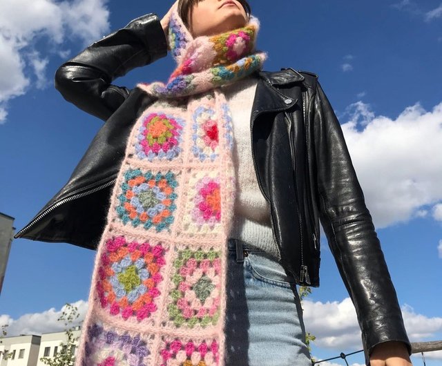 グラニースクエア技法で編み上げたエクストラロングのシルクモヘア