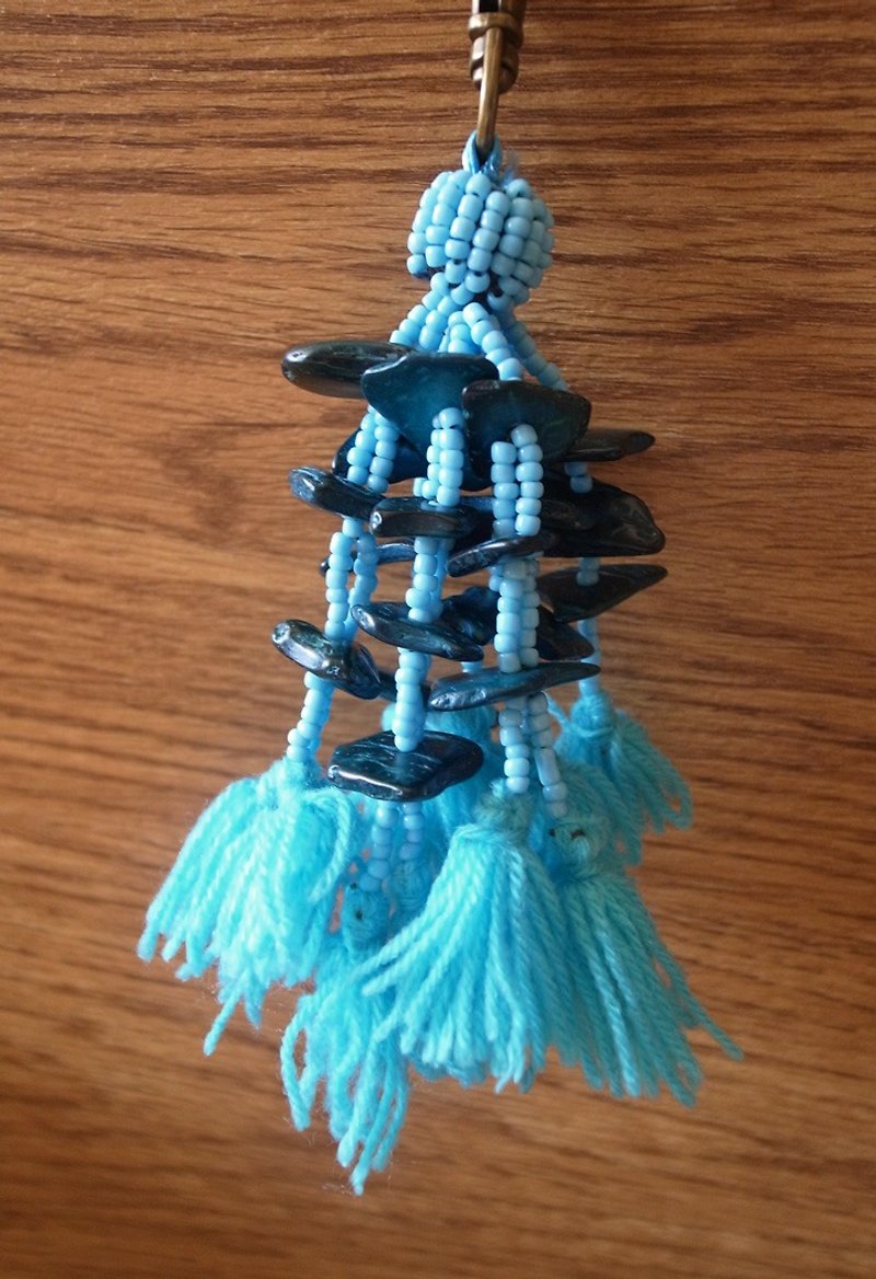 公平貿易_泰北_椰子殼 串珠  流蘇 毛線 吊飾 藍 - 吊飾 - 其他材質 藍色