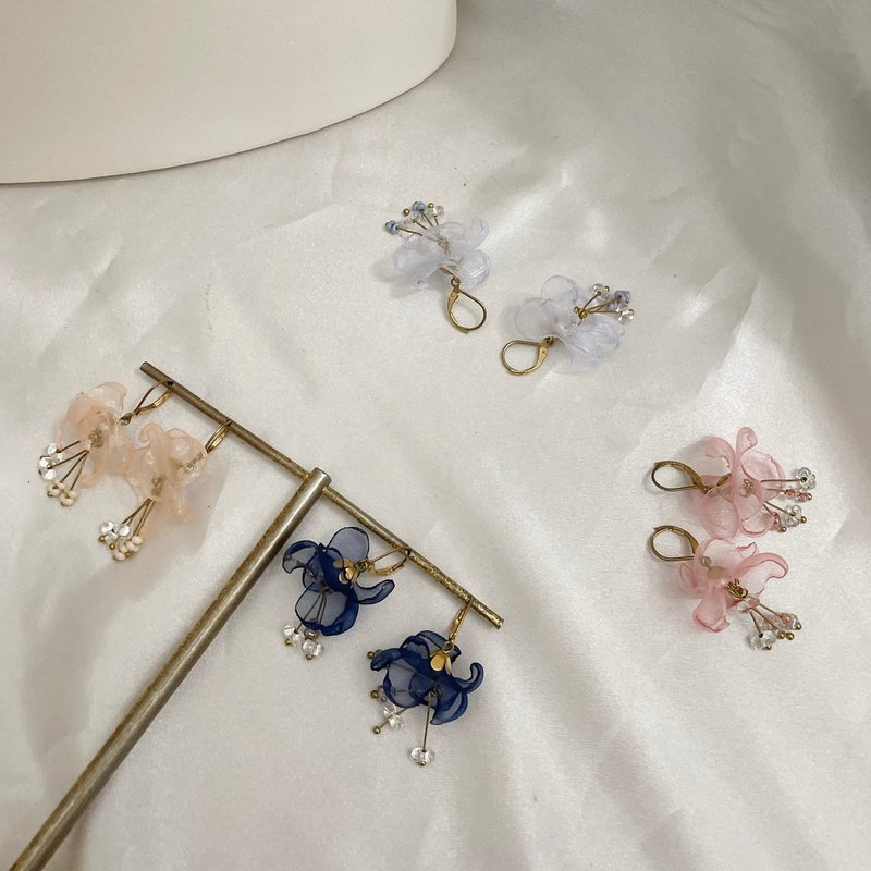 Handmade embroidery//weeping jasmine earrings//can be changed into clip-on style - ต่างหู - งานปัก สีน้ำเงิน