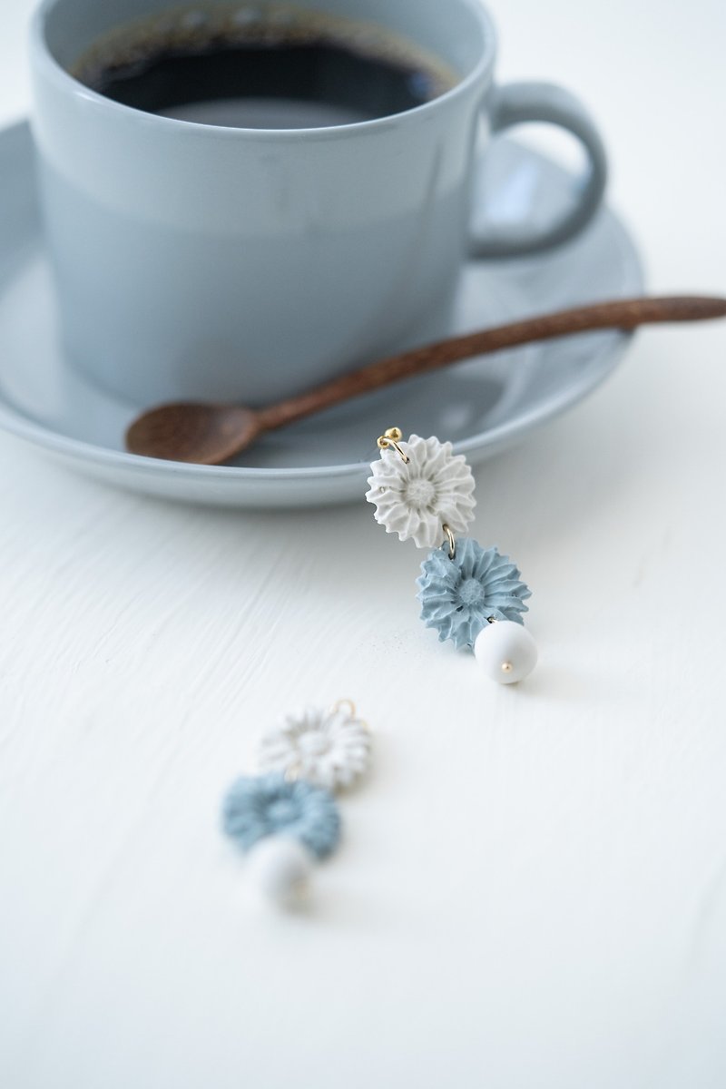 Floral Earrings - Blue&White / ポリマークレイ/ 花 / くすみカラー/ピアス / イヤリング/ フラワー / シンプル - 耳環/耳夾 - 黏土 藍色
