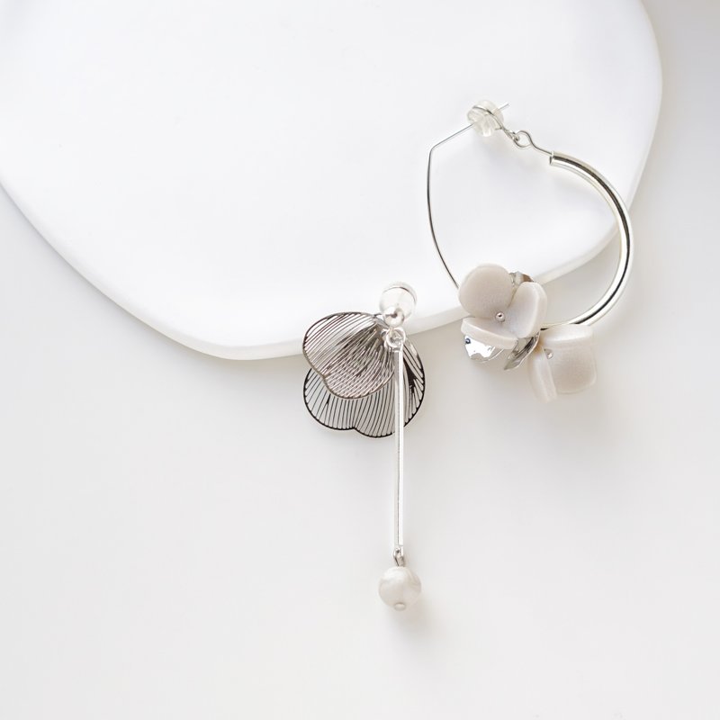 Nerissa original design handmade soft clay geometric lines three-dimensional small flower pendant 925 sterling silver earrings - ต่างหู - ดินเผา ขาว