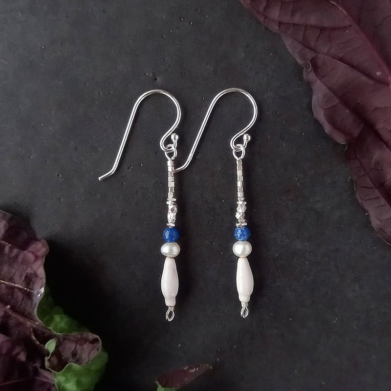 Sparkling Karen Silver beads, freshwater pearls, job's tears, and lapis lazuli earrings/pierced Clip-On - ต่างหู - เงิน สีเงิน