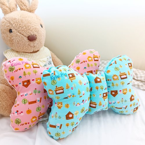 QQ rabbit 手工嬰幼兒精品 彌月禮盒 免費繡名字。三隻小豬-2色可選。蝴蝶枕 推車枕 嬰兒枕 寶寶枕