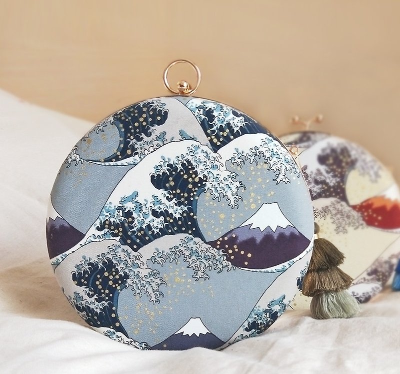 Japanese Waves Mount Fuji Small Round Bag Same Series Double-sided Gift Shoulder Back Hand-held Three-style Gold Bag - กระเป๋าแมสเซนเจอร์ - ผ้าฝ้าย/ผ้าลินิน สีเทา