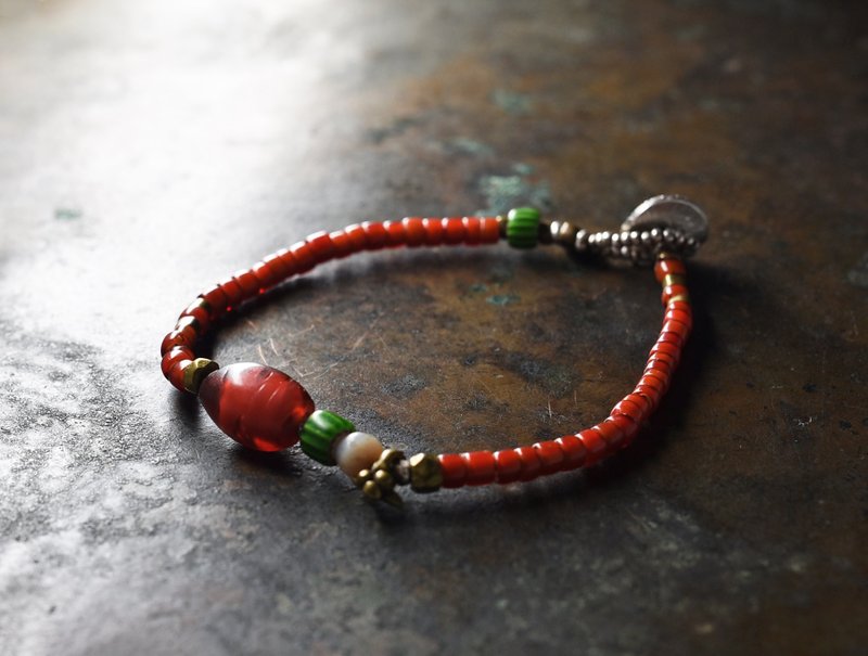 Rice-shaped and amber white hearts and green chevron, ancient agate, old orissa brass breath - สร้อยข้อมือ - แก้ว สีแดง