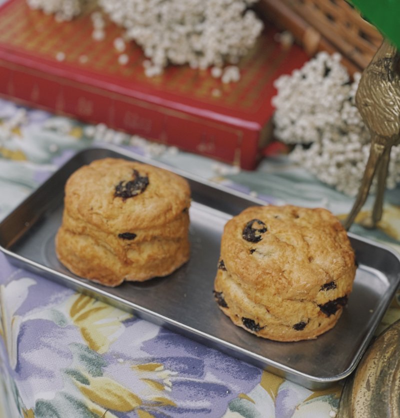 English muffin scone/scone | figs, salted cheese, rum and raisins - Cake & Desserts - Fresh Ingredients 