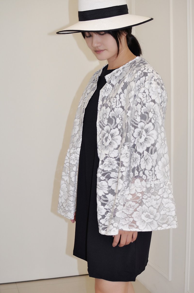 Flat 135 X Taiwanese designer white black line flower lace fabric lotus leaf sleeve short coat - กางเกงขาสั้น - ผ้าฝ้าย/ผ้าลินิน ขาว