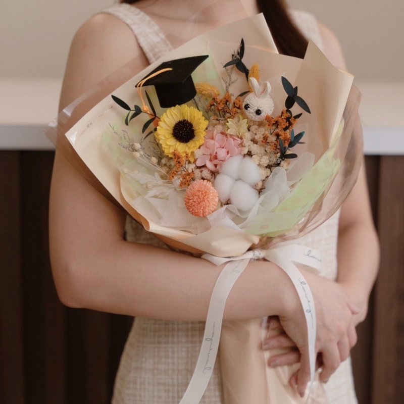 Bunny graduation bouquet sunflower bouquet sunflower bouquet - ช่อดอกไม้แห้ง - พืช/ดอกไม้ สีเหลือง