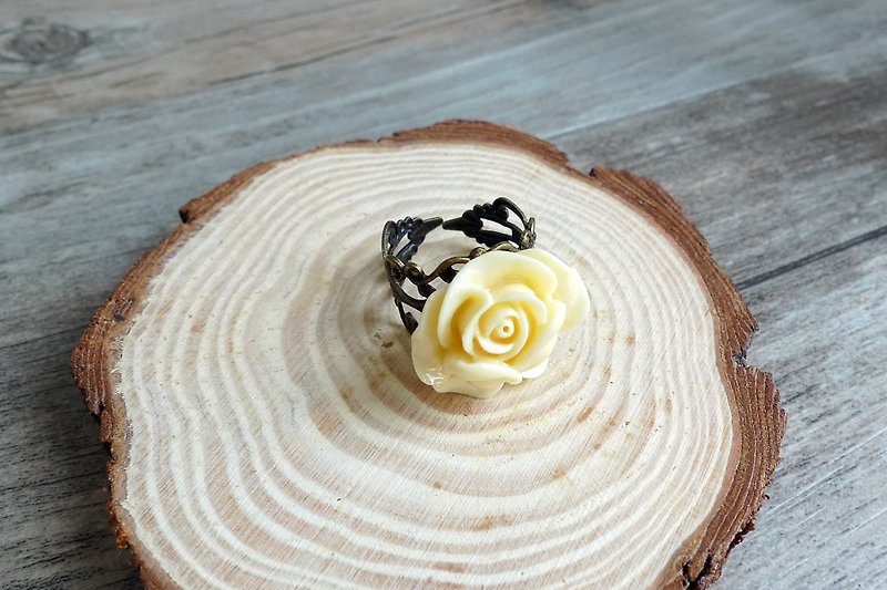 Misssheep-復古淡雅淺黃色陶瓷花戒指 - 戒指 - 其他材質 