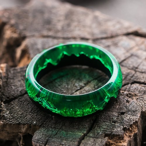 Green Wood Green Wood 帶木材和樹脂手工珠寶的祖母綠戒指