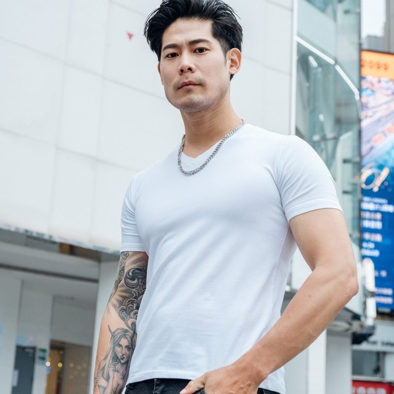 【24H現貨快速出貨】庫瑪KUMAY / 經典V領修飾臉型素色短袖男T恤 - 男 T 恤 - 棉．麻 黑色