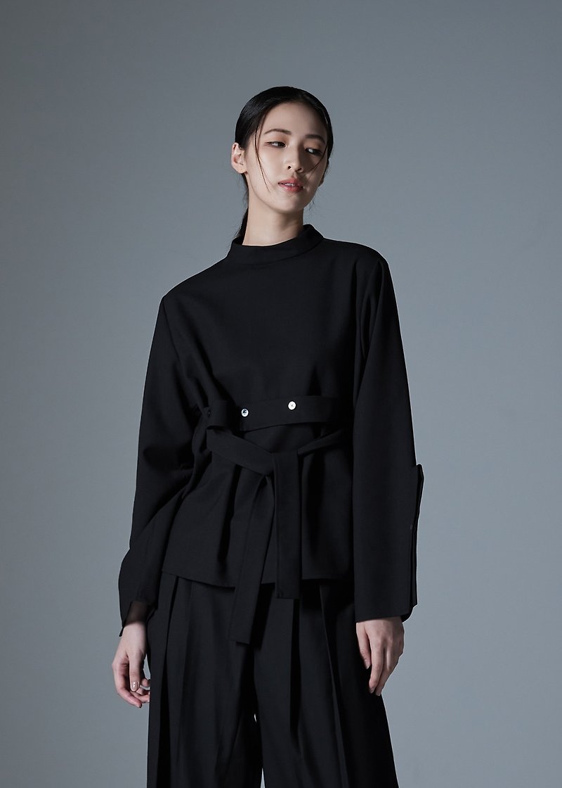 Belt-buttoned turtleneck top - เสื้อผู้หญิง - ขนแกะ สีดำ