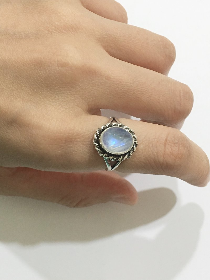 Moonstone Finger Ring Handmade in Nepal 92.5% Silver - แหวนทั่วไป - เครื่องเพชรพลอย 