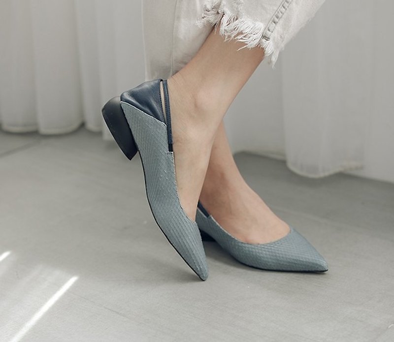 】 【Display items can be stepped on soft leather heel with oblique cut leather pointed shoes blue - High Heels - Genuine Leather Blue