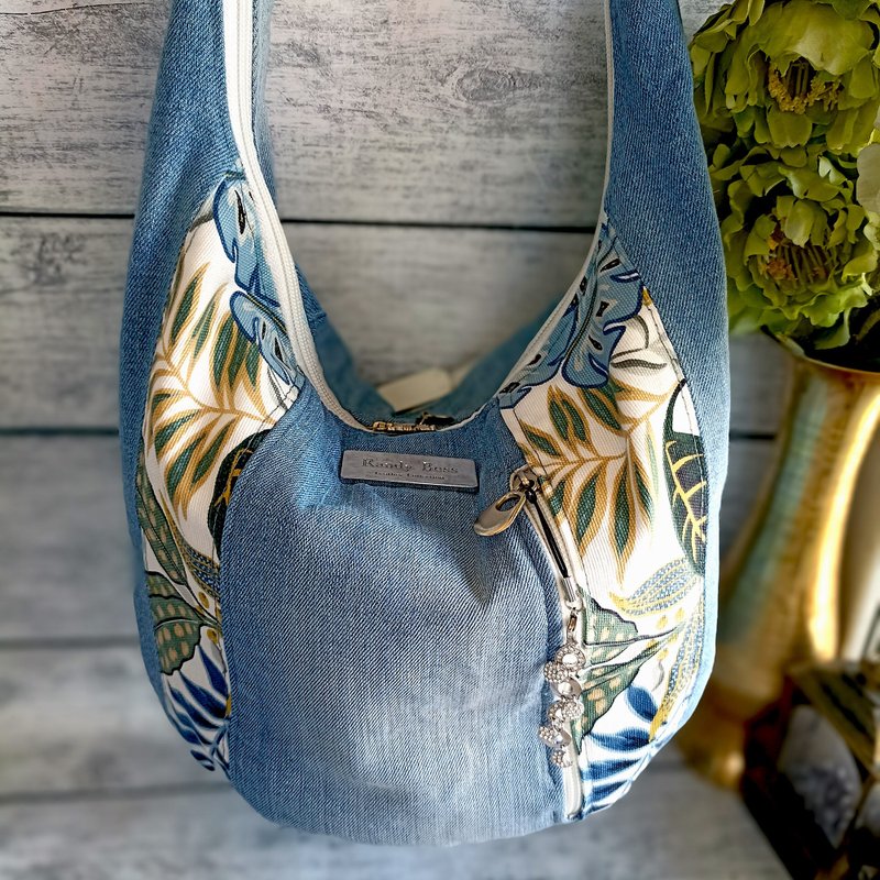 Summer denim shoulder bag. Urban style.Handmade Designer bags.Recycled jeans bag - กระเป๋าถือ - ผ้าฝ้าย/ผ้าลินิน สีน้ำเงิน