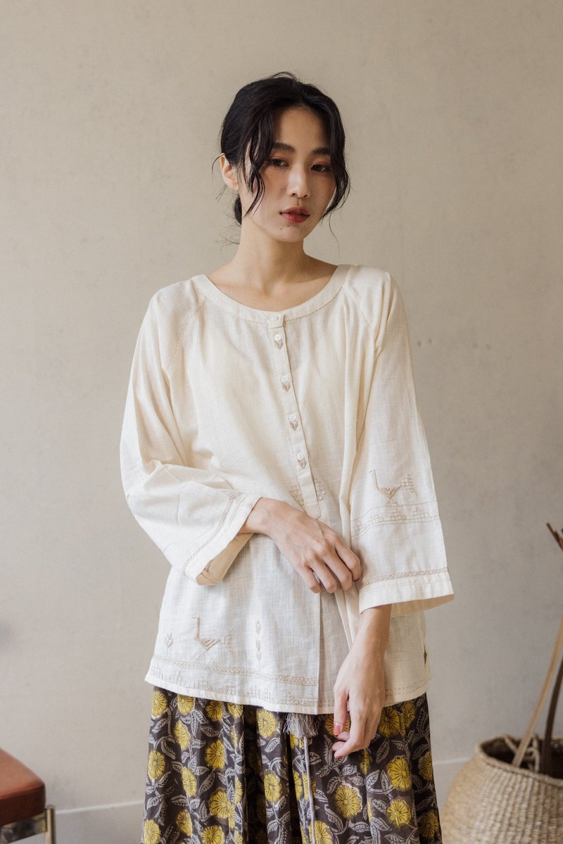 圓領Soof刺繡寬鬆上衣_米白 - 女上衣/長袖上衣 - 棉．麻 白色