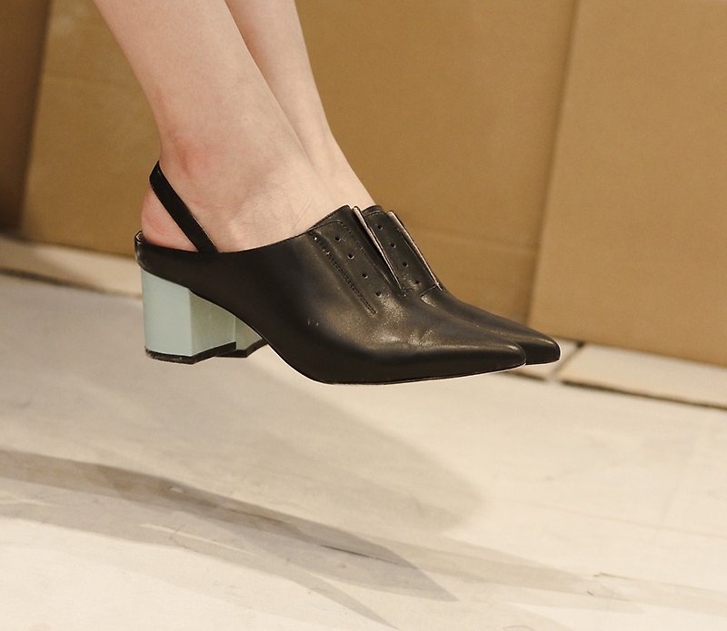 Simple color matching retro coarse heel shoes black and blue - รองเท้าส้นสูง - หนังแท้ สีดำ