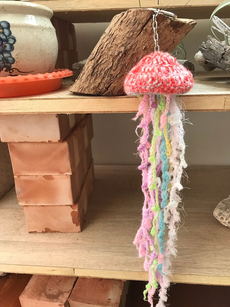 The floating jellyfish handmade key chain 手工編織水母鑰匙圈 - 鑰匙圈/鎖匙扣 - 其他材質 粉紅色
