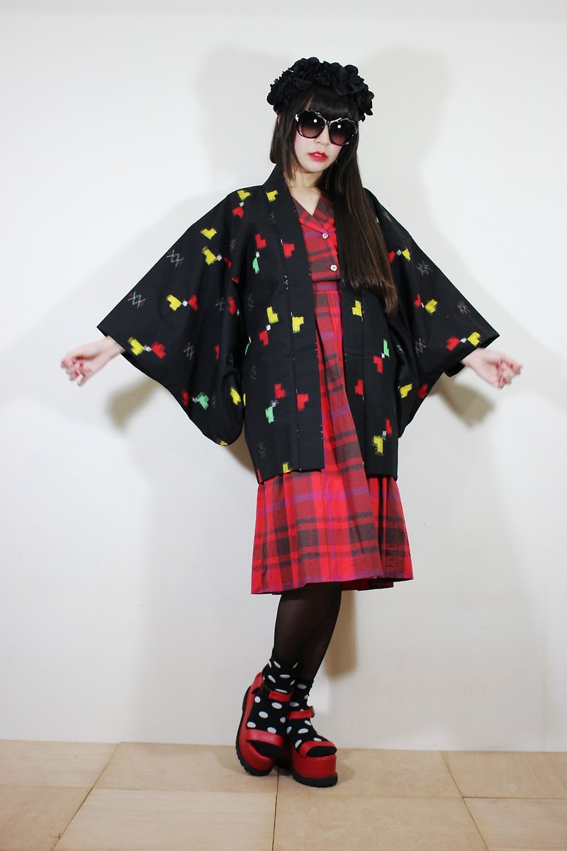 F2072[日本製和服](Vintage)黑色日式蝴蝶織紋日本和服羽織（はおり）(聖誕禮物交換禮物) - 女大衣/外套 - 棉．麻 黑色