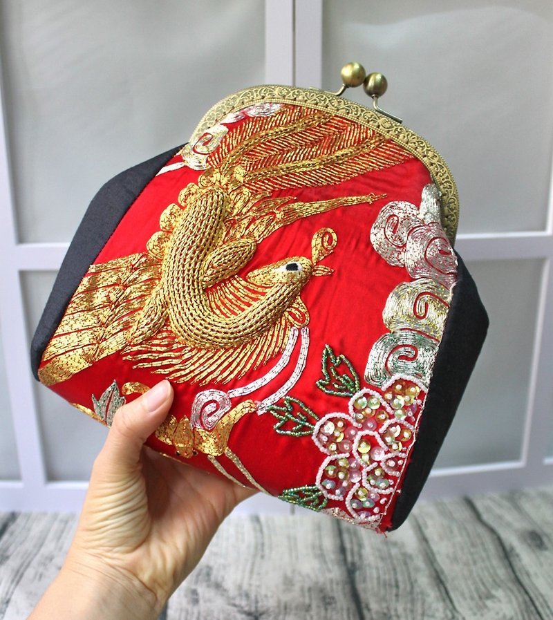 Phoneix and Flower - Kisslog handbag with Second handed Chinese Wedding Dress  - กระเป๋าแมสเซนเจอร์ - วัสดุอื่นๆ หลากหลายสี