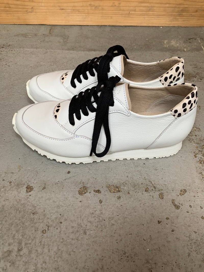 [Key Feature] Relaxed Comfort in a Slim Design: Genuine Leather Adult Unisex Sneakers / White x Dalmatian - รองเท้าวิ่งผู้หญิง - หนังแท้ ขาว