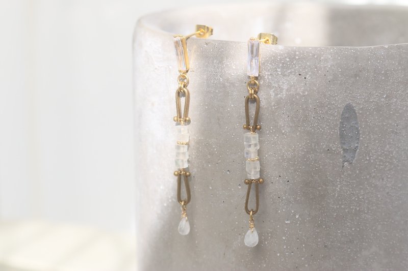 Moonlight crystal brass earrings 1033 (slightly wait) - ต่างหู - เครื่องเพชรพลอย ขาว