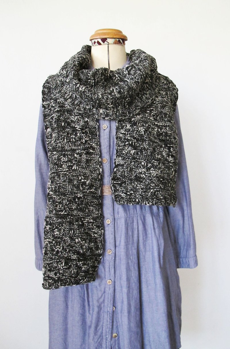 Lan wool scarf (black and white) - ผ้าพันคอถัก - เส้นใยสังเคราะห์ สีดำ