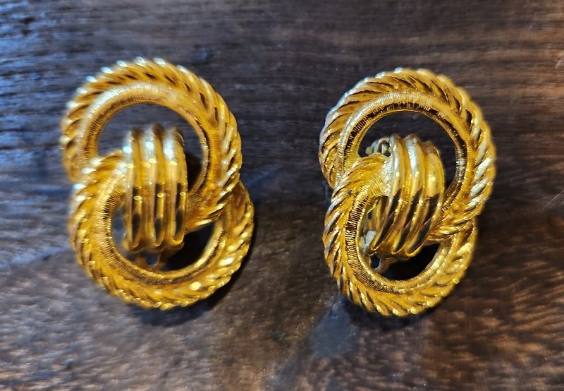 8-figure knot vintage clip-on earrings (can be used as a brooch/hat clip) [Graduation Gift] - ต่างหู - เครื่องประดับ สีทอง