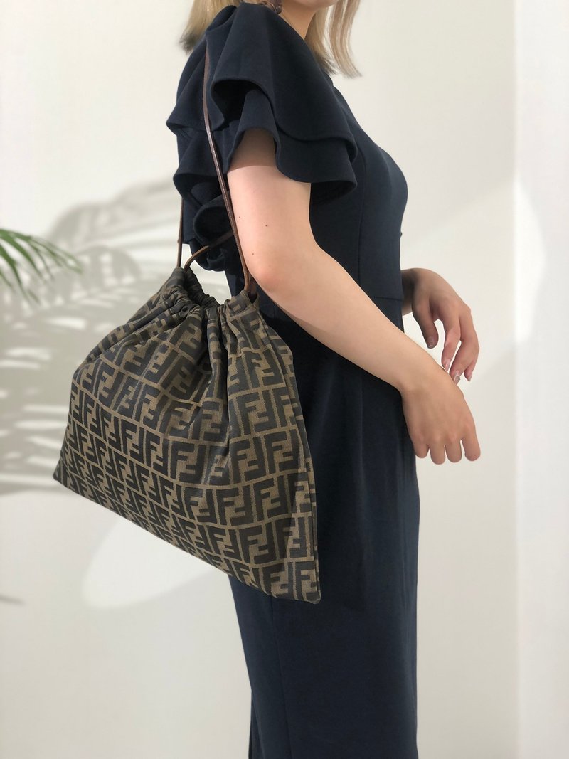 [Directly from Japan, brand name used packaging] FENDI Zucca drawstring jacquard handbag black x Brown vintage old reeshj - กระเป๋าถือ - วัสดุอื่นๆ สีดำ