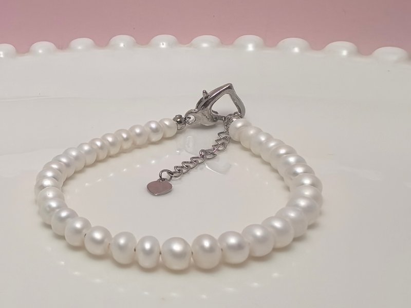 Half Moon Natural Freshwater Pearl Abacus Bead Half Circle Bracelet Heart Shaped Clasp - สร้อยข้อมือ - ไข่มุก ขาว