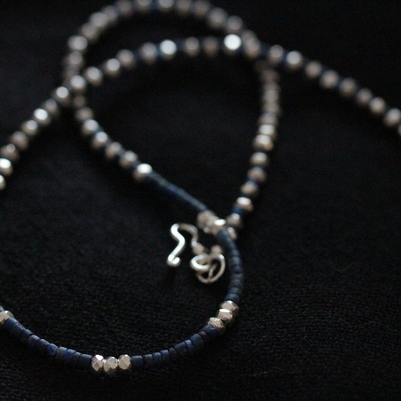 Dark blue lapis lazuli and faceted donut-shape silver beads necklace (N0044) - 項鍊 - 銀 藍色