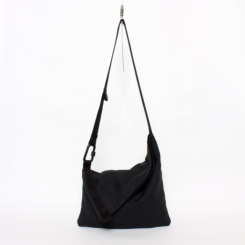 Oblique shoulder bag can be large or small oblique folding thin length new back black - arrived - กระเป๋าแมสเซนเจอร์ - ผ้าฝ้าย/ผ้าลินิน สีดำ