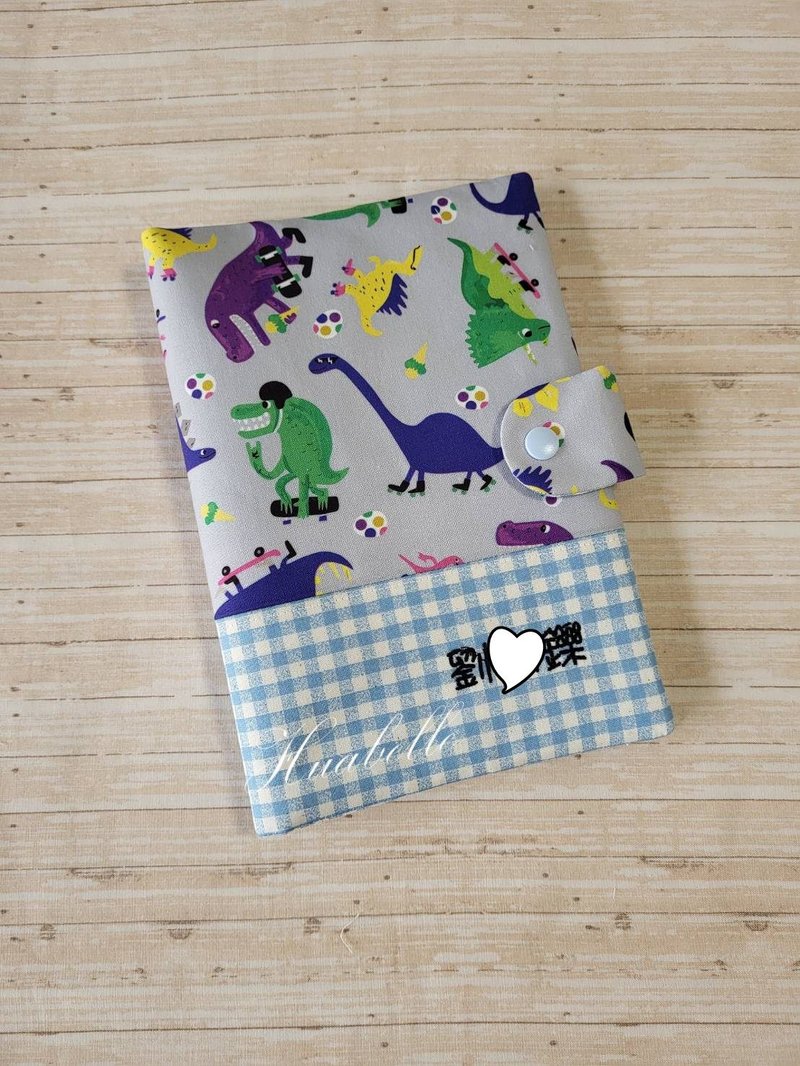 滑板恐龍 可繡字 寶寶手冊套 兒童手冊套 - 圍兜/口水巾 - 棉．麻 綠色