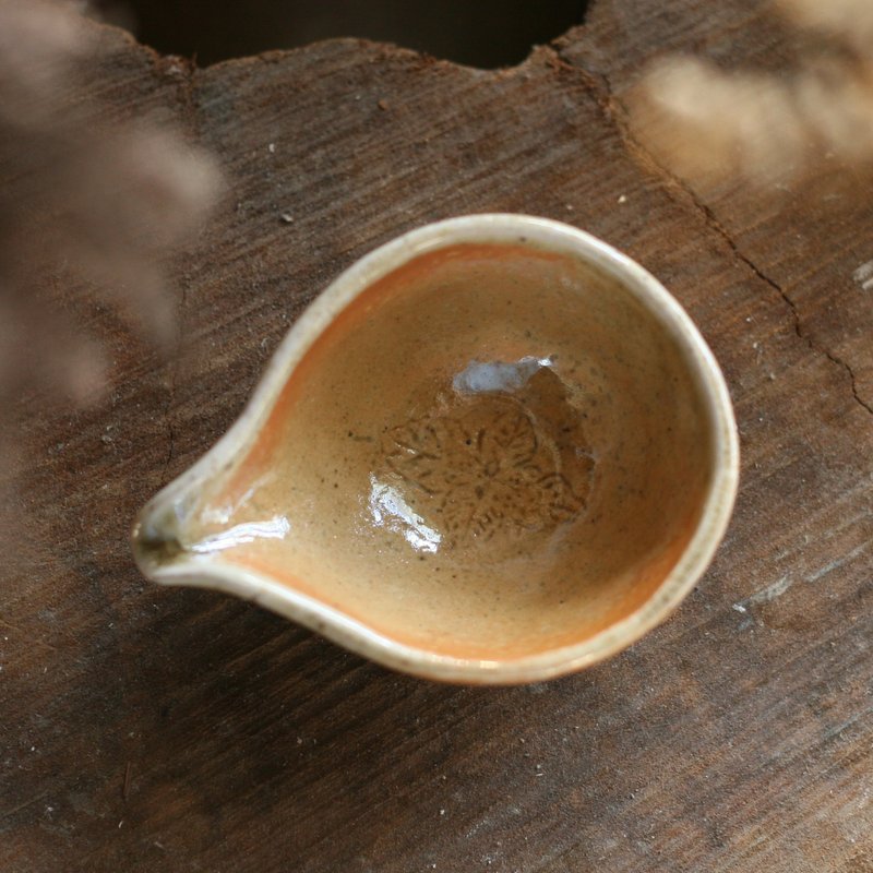 Hand-kneaded wood-fired pottery oil pot with mint - น้ำหอม - ดินเผา สีกากี