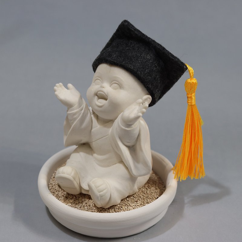 Miniature meditation Cute Monk w/mortarboard - น้ำหอม - วัสดุอื่นๆ ขาว