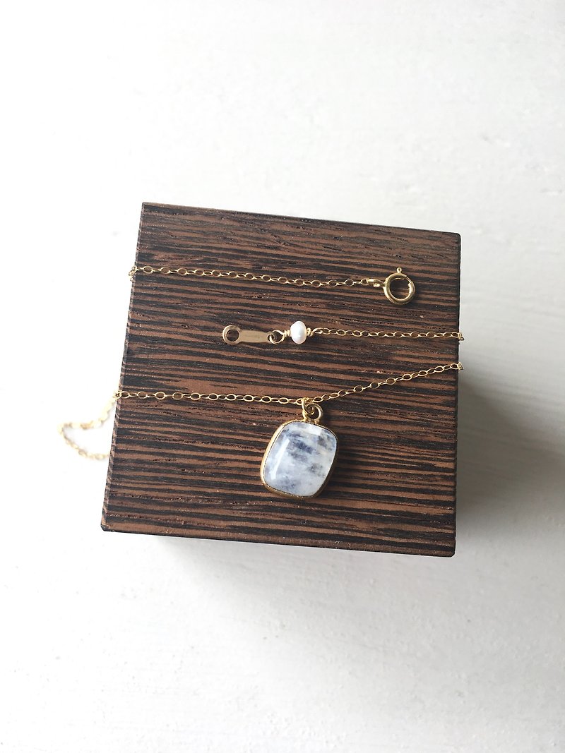Moonstone bezel necklace 14kgf
