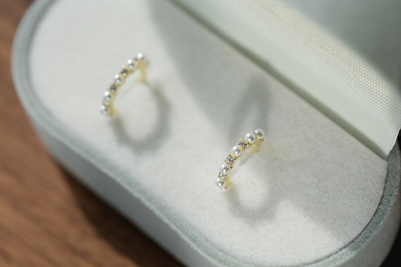 Delicate 細緻鑲嵌鋯石珍珠耳環 925純銀鍍18k金 - 耳環/耳夾/耳骨夾 - 珍珠 金色