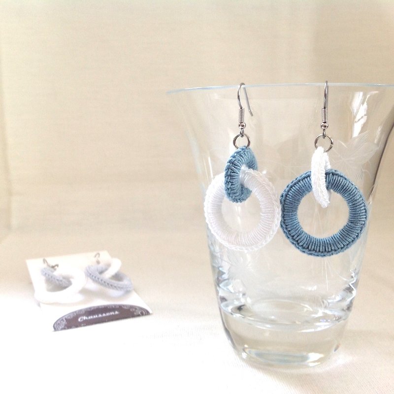 Boucles d'oreilles deux ronds light blue × white - ต่างหู - งานปัก สีน้ำเงิน