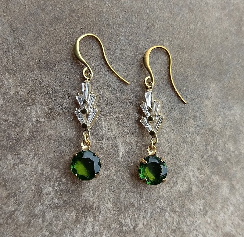 Olive Green Glass Earrings - ต่างหู - โลหะ สีเขียว