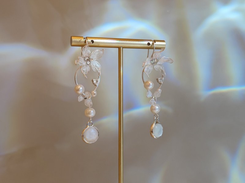 Xi Yinglang companion | 925 silver ear hook ear needle Clip-On| crystal flower mother-of-pearl Stone - ต่างหู - เงิน ขาว