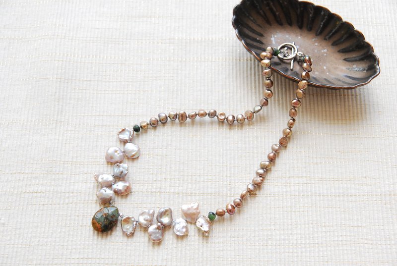 Necklace to enjoy the contrast between green jasper and keshipearl - สร้อยคอ - เครื่องประดับพลอย สีนำ้ตาล