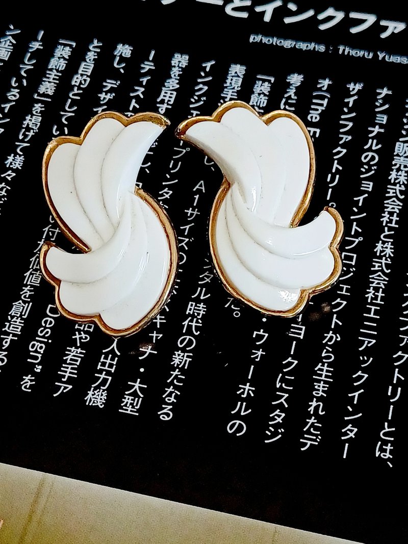 vintage jewelry  Trifari 古典白色賽珞珞 羽翼意象 夾式耳環 - 耳環/耳夾/耳骨夾 - 其他金屬 