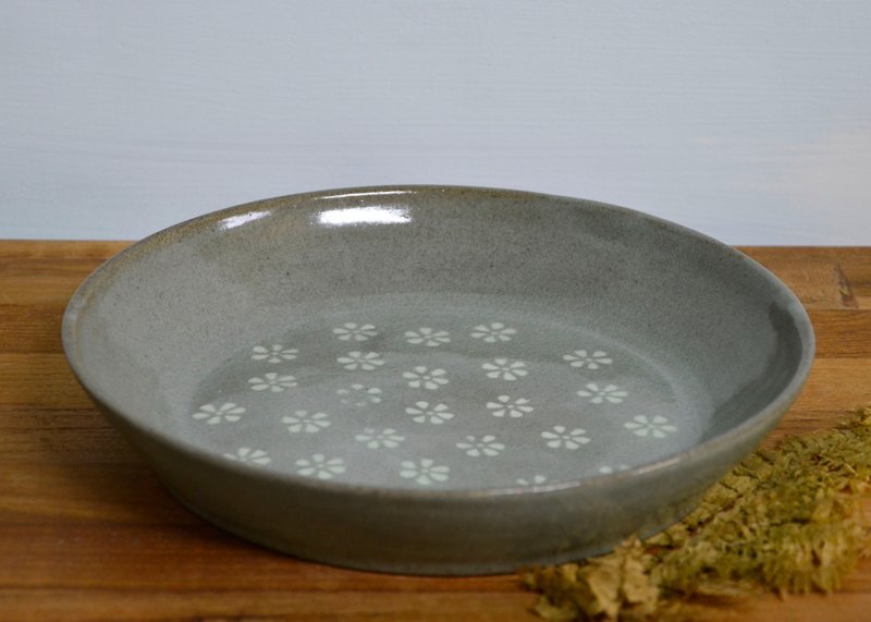 Simple and inlaid celadon flower plate - Plates & Trays - Pottery 