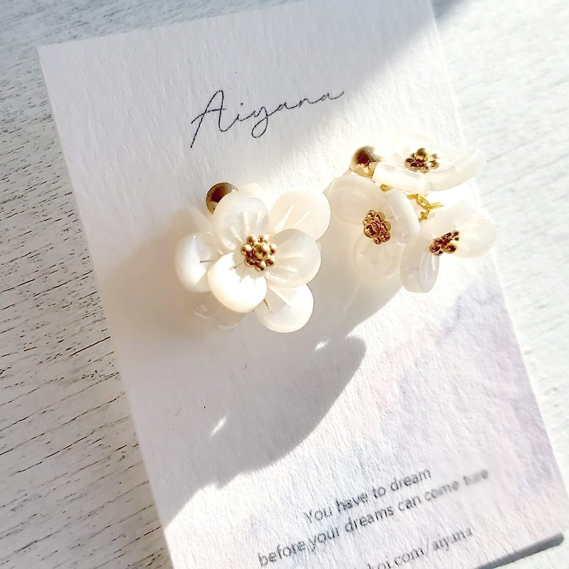 White Hydrangea Ball Gradient Color Earrings Ear Pin Clip-On Gold-plated Birthday Gift Girlfriend Gift - Earrings & Clip-ons - Acrylic White
